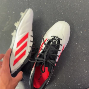 Adidas Copa fotbollsskor i vitt och rött - Säljer ett par Adidas Copa fotbollsskor. Storlek 43/1,3. Oanvända