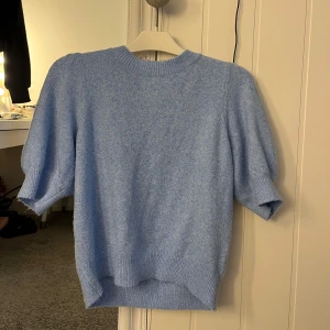 Ljusblå stickad tröja med puffärm från vero moda - söt stickad tröja från vero moda💓