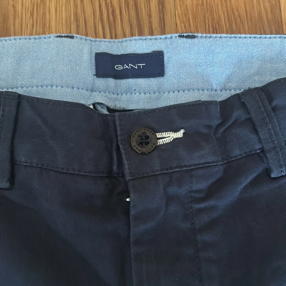 Mörkblå chinos från Gant - 1