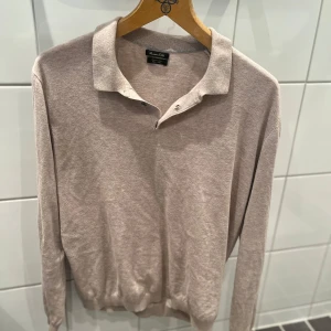 Massimo Dutti Piké  - Långärmad piké ifrån Massimo Dutti. Storlek L men sitter som en M. Mycket fint skick