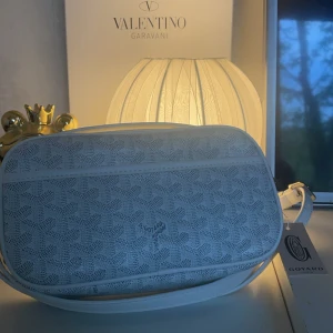 axelväska - oanvänd och perfekt till sommarn snabb affär får bättre pris