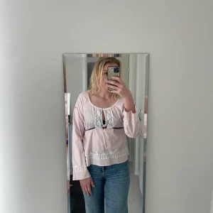 Ljusrosa blus  Odd Molly - Supersöt ljusrosa blus från Odd Molly med långa ärmar, spetsdetaljer och broderier. 
