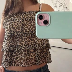 Leopardmönstrad volangtopp😚🩷🩷 - Cool leopard volang topp från Vero Moda! Knappt använd!🩷🩷🩷