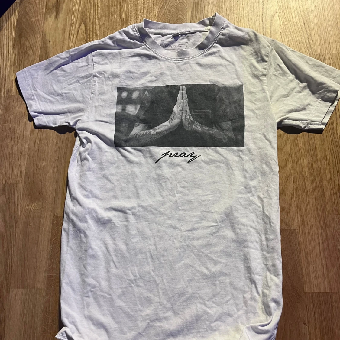 Vit t-shirt med tryck 'pray'