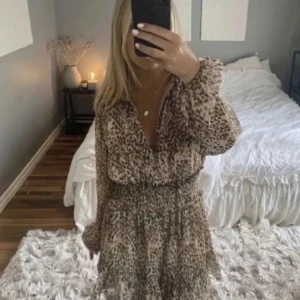 Leopardmönstrad kortklänning med volang - Säljer en superfin kortklänning med leopardmönster i beige och brun