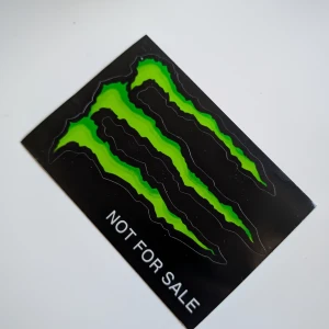 Monster Energy Sticker "NOT FOR SALE" - Det här är riktigt snygg sticker med den ikoniska gröna Monster-loggan och texten 'NOT FOR SALE'. Perfekt för dig som vill ge din laptop, skateboard eller anteckningsbok en energifylld look. Passar dig som gillar coola och unika detaljer. Den är ganska sällsynt med just 'NOT FOR SALE' texten på. Och jag säljer för endast 65 och priset är inte hugget i sten. Mvh 