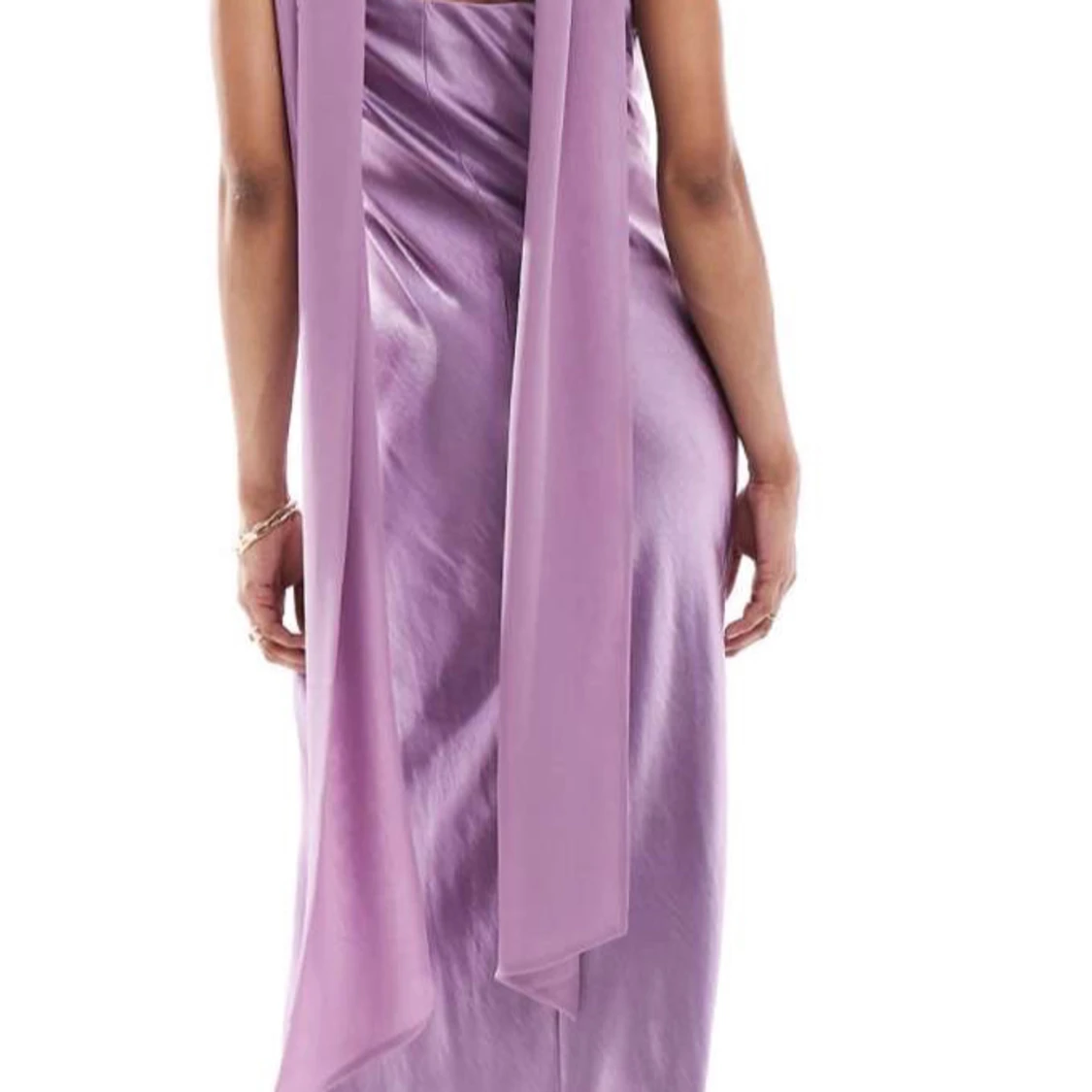  halterneckklänning i satin - 1