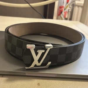 L, V rutig skinnbälte svart - Priset kan diskuteras vid snabb affär 