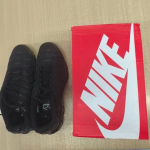 Svarta Nike sneakers Air Max Storlek 45 - Säljer ett par svarta Nike Air Max sneakers i storlek 45. Skorna har en chunky sula med synliga luftkuddar, mesh och syntetpaneler samt snörning. Snyggt mönstrad ovandel med diskreta detaljer och rund tå. Perfekt för dig som gillar streetstyle och sportig vibe. (Pris går att diskuteras)