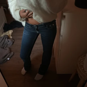gina jeans low bootcut - Säljer ett par mörkblå jeans med låg midja och vita sömmar från barnavdelningen i strl 170. De passar mig som är 172 och har använts ungefär 3 gånger!💕