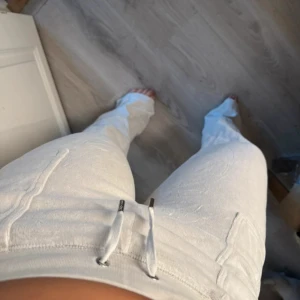 Lowwaisted Juicy Couture - Säljer ett par vita lowwaisted mjukisbyxor från Juicy Couture i storlek M. Byxorna har snörning i midjan, utsvängda ben och fickor både fram och bak. Materialet är mjukt och skönt. Klassisk Juicy Couture-vibe från 2000 talet!!💓