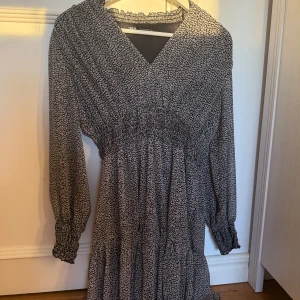 Klänning  - Superfin klänning med svart vitt leopardmönster, men även med fina guldiga små detaljer i tyget. Köpt på Zara för något år sedan men använd endast 2 gånger då jag köpte den till ett bröllop. Kontakta om du har fler frågor!🩷