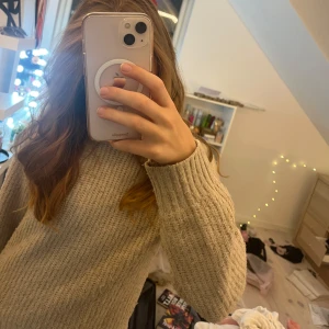 Beige stickad tröja  - Säljer en beige stickad tröja, str 146-152❤️