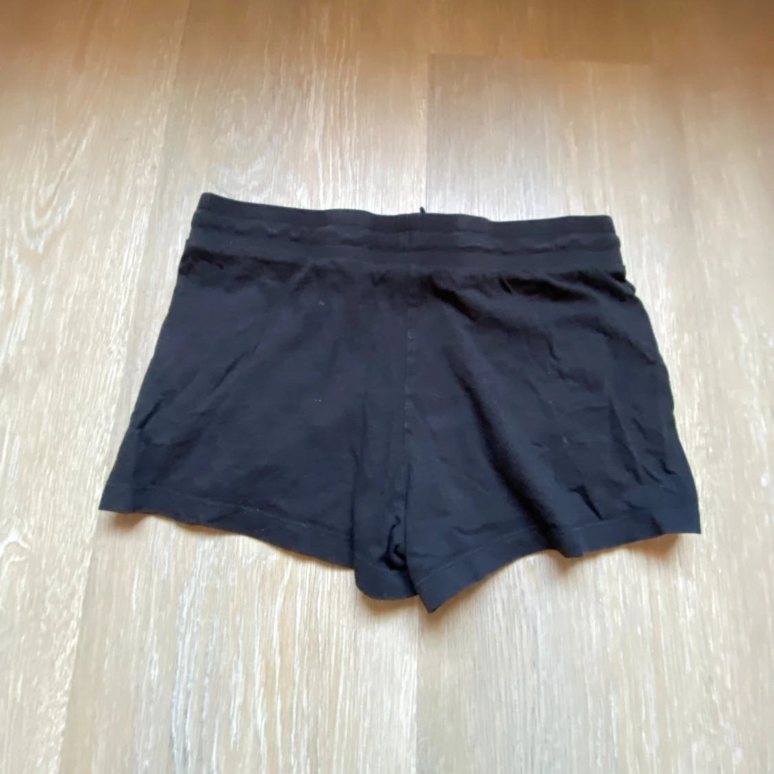 Svarta shorts med snörning - 1