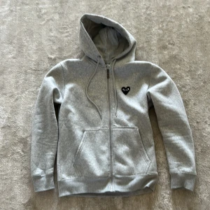 Comme des Garcons Hoodie - Grå hoodie från Comme des Garçons Play i storlek M men passar S. Bra skick inga defekter, Skriv om du har några frågor