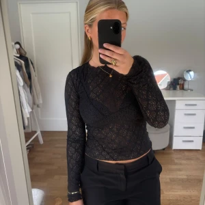 Svart spetstopp  - Svart långärmad spetstopp i fint mönster. Toppen är från bikbok i storlek s. Aldrig använd, endast testad. 