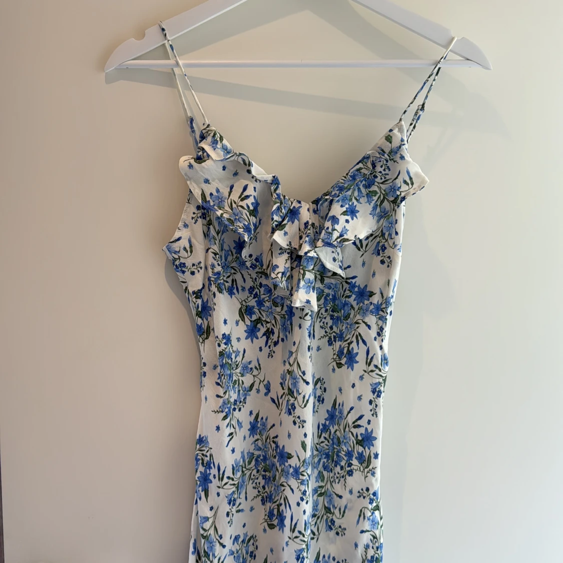 Vit långklänning med blå blommor