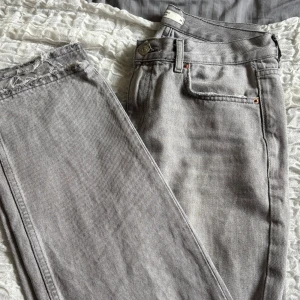 Gråa raka jeans med låg midja  - Snygga grå jeans från Gina Tricot i storlek 36. Modellen har raka ben och en snygg fransig kant nedtill. Klassisk femficksdesign med knapp och dragkedja i midjan. Jeansen är i ett mjukt bomullsmaterial och passar perfekt till sneakers. Säljer dessa då dem är förstora för mig men älskar dem verkligen jättemycket!!!