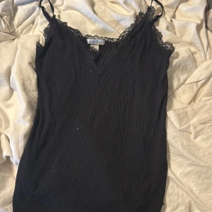 Svart ribbad linnetopp från Amisu - Är i stolekn L men är som S