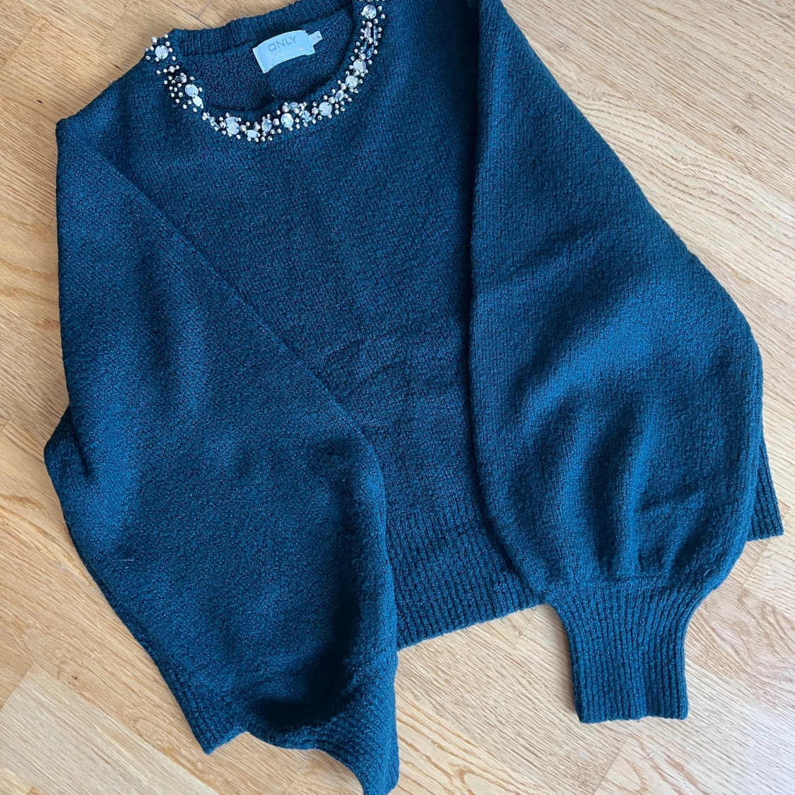 Mörkgrön stickad tröja med pärlor ONLY