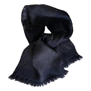 Mörkblå Fendi halsduk i ull, nypris 3799kr - Snygg mörkblå halsduk från Fendi med diskret rutig FF-logga i olika blå nyanser. Gjord i 100% mjuk ull och har fransad kant. Perfekt för dig som vill ha en lyxig accessoar med stilren design och exklusiv känsla. Inköpt i Paris för nästan 4000kr. Storleken mäter 32x140cm. Obetydligt använd. Passa på göra ett sjukt kap. Givetvis original.