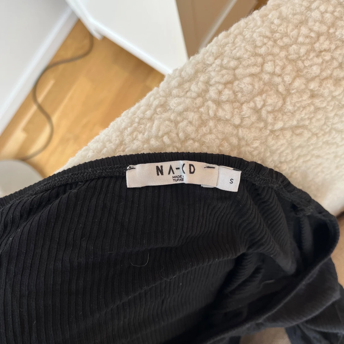 Svart ribbad långärmad offshoulder klänning NA-KD - 1