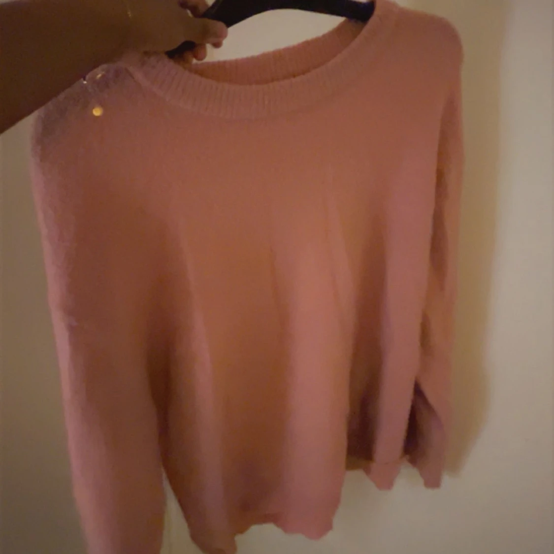 Rosa stickad tröja med rund hals