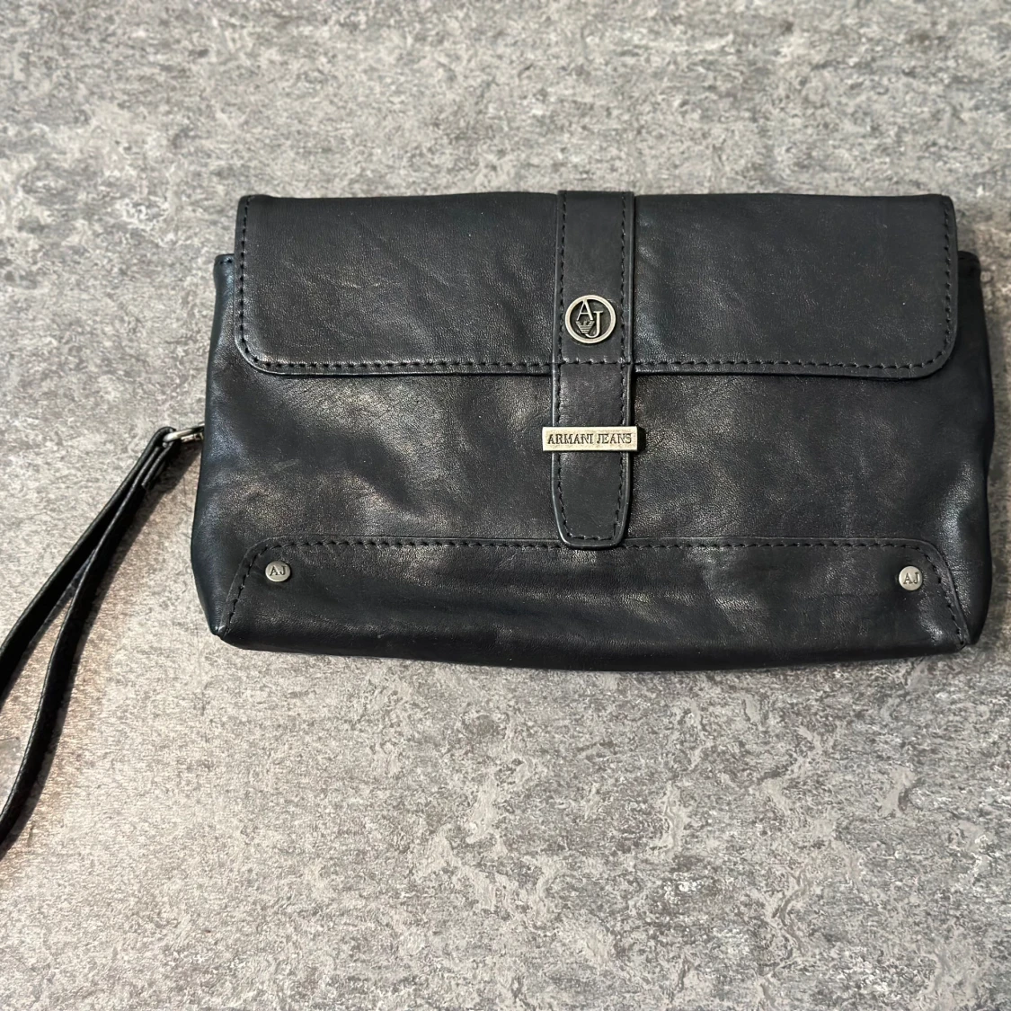 Armani Jeans svart kuvertväska