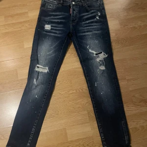 Dsquared2 Icon Forever jeans, mörkblå - Snygga Dsquared2 Icon Forever jeans i mörkblå tvätt med slitningar, perfekta dom som vill se lite mer grish, orten  ut.