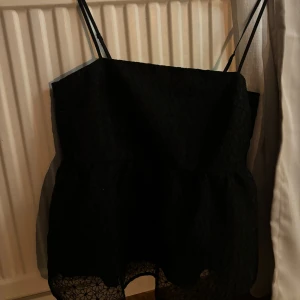 Svart topp - Jättegullig svart topp. Knappt använd så väldigt bra skick.