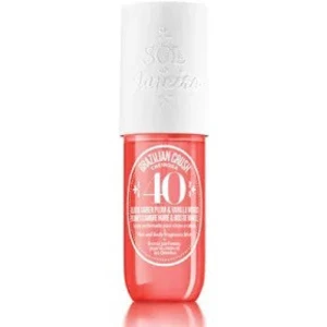 Brazilian Crush Cheirosa 40 Perfume Mist - En fräsch och söt parfymmist från Sol de Janeiro i doften Cheirosa 40. Flaskan är genomskinlig med en rosa-orange ton och har ett vitt lock. Doften innehåller noter av black amber plum och vaniljträ. ANDVÄND FÅTAL GÅNGER