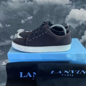 Lanvin skor - Säljer dessa Lanvins skick 9/10 ser helt nya ut förutom under skon✨ storlek 40 men sitter som 41-42 pris går att diskutera 