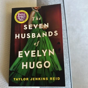 The Seven Husbands of Evelyn Hugo ENGELSKA - En snygg och populär bok med glamorös omslagsdesign, perfekt för dig som gillar berättelser om kändisar och dramatik. Passar ungdomar och unga vuxna som söker spännande och känslofyllda historier. Helt ny