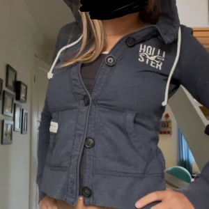 Hollister Hoodie - Säljer en marinblå hoodie från Hollister i storlek S. Jätte mysig till hösten och fina till jeans. Den är andvänd och lite noppig/luddig. PRIS KAN DISKUTERAS🫶🏻🫶🏻