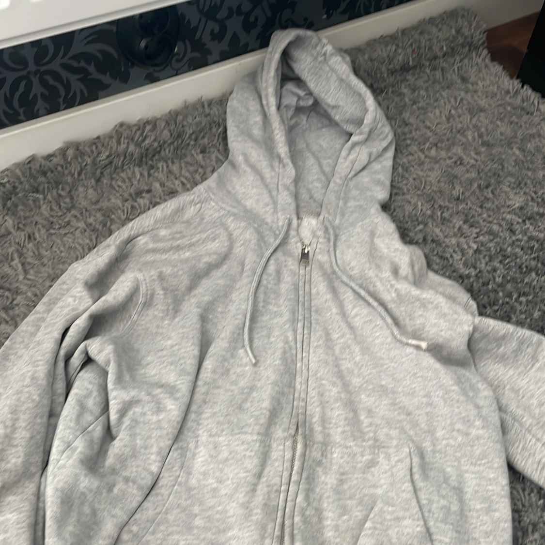 Grå hoodie med dragkedja från H&M Divided