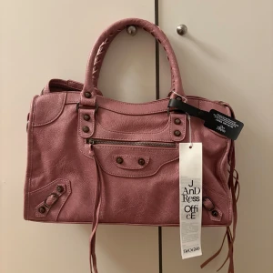 Rosa city bag - Säljer en oanvänd b@lenciaga city bag dupe i rosa, storlek 38cm💕