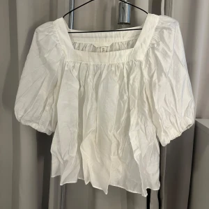 Vit blus - Superfin blus endast använd en gång💕