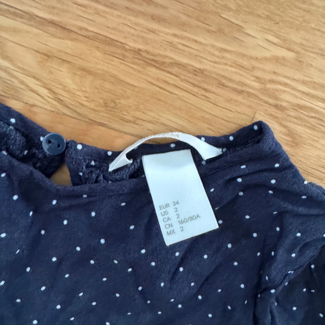 Mörkblå prickig kortklänning strl 34 - 2