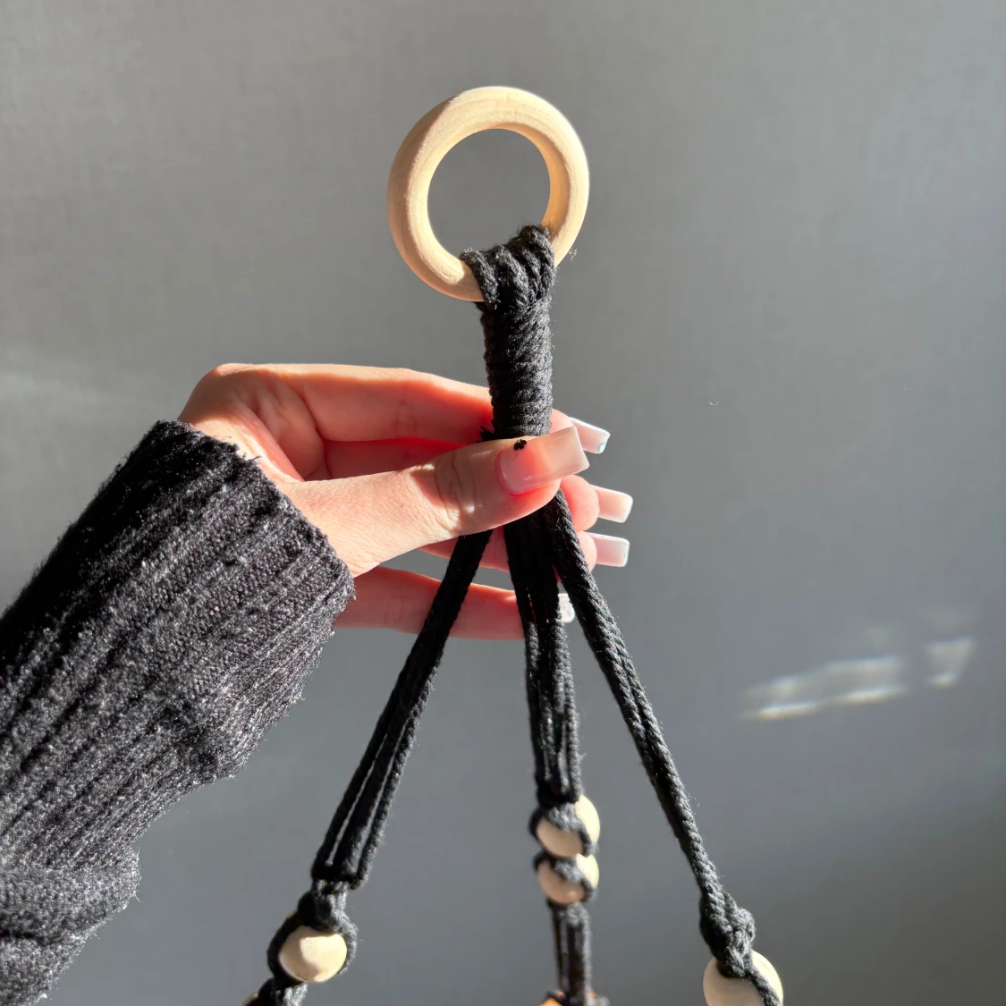 Hängande hylla med ”snören” - 1