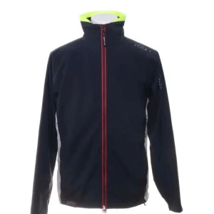 Svart vindjacka från Helly Hansen - Snygg svart vindjacka från Helly Hansen med röda detaljer och reflexgul insida på kragen. Jackan är i bra skick hör av er om ni har frågor!!!