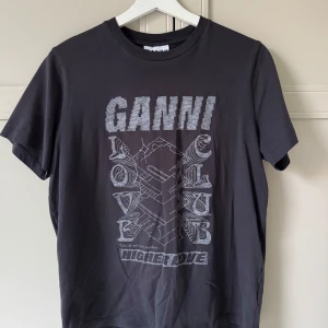 Ganni tshirt  - Svart/Grå t-shirt från Ganni med jätte snyggt tryck😍🥰Den är i nyskick🥰Nypris är ca 1 000kr❤️Säljer så den inte längre passar🙌