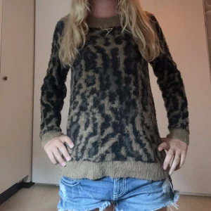 Leopardmönstrad stickad tröja Object - Säljer en mysig stickad tröja från Object i storlek M. (Funkar precis lika bra som en s!)Tröjan har leopardmönster i mörkbrunt och svart med ribbade muddar och rund hals. Perfekt för dig som vill ha en riktigt mysig och trendig look under hösten och vintern! Nypris 500 kr
