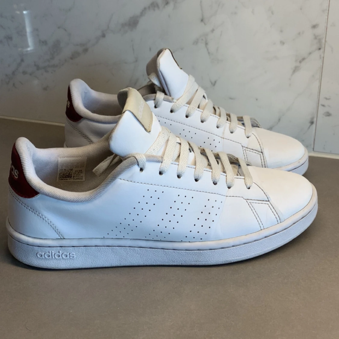 Adidas sneakers i vitt och rött