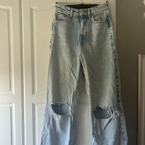 Håliga jeans - Håliga jeans från Gina tricot, i väldigt fint skick och säljer pågrund av att de blivit för små🌟