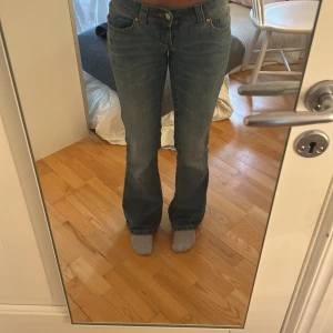 Blå ultra low waist jeans!!!! - Säljer mina jätte lågmidjade jeans ifrån ”abrand jeans” dem är så så snygga och prefekt längd på mig som är runt 170, passar såklart kortare och dem som är lite längre. 💗jag köpte för 899 om ja minns rätt så säljer för lite mindre. Köpte för några månader sen bara så väldigt bra skick. 