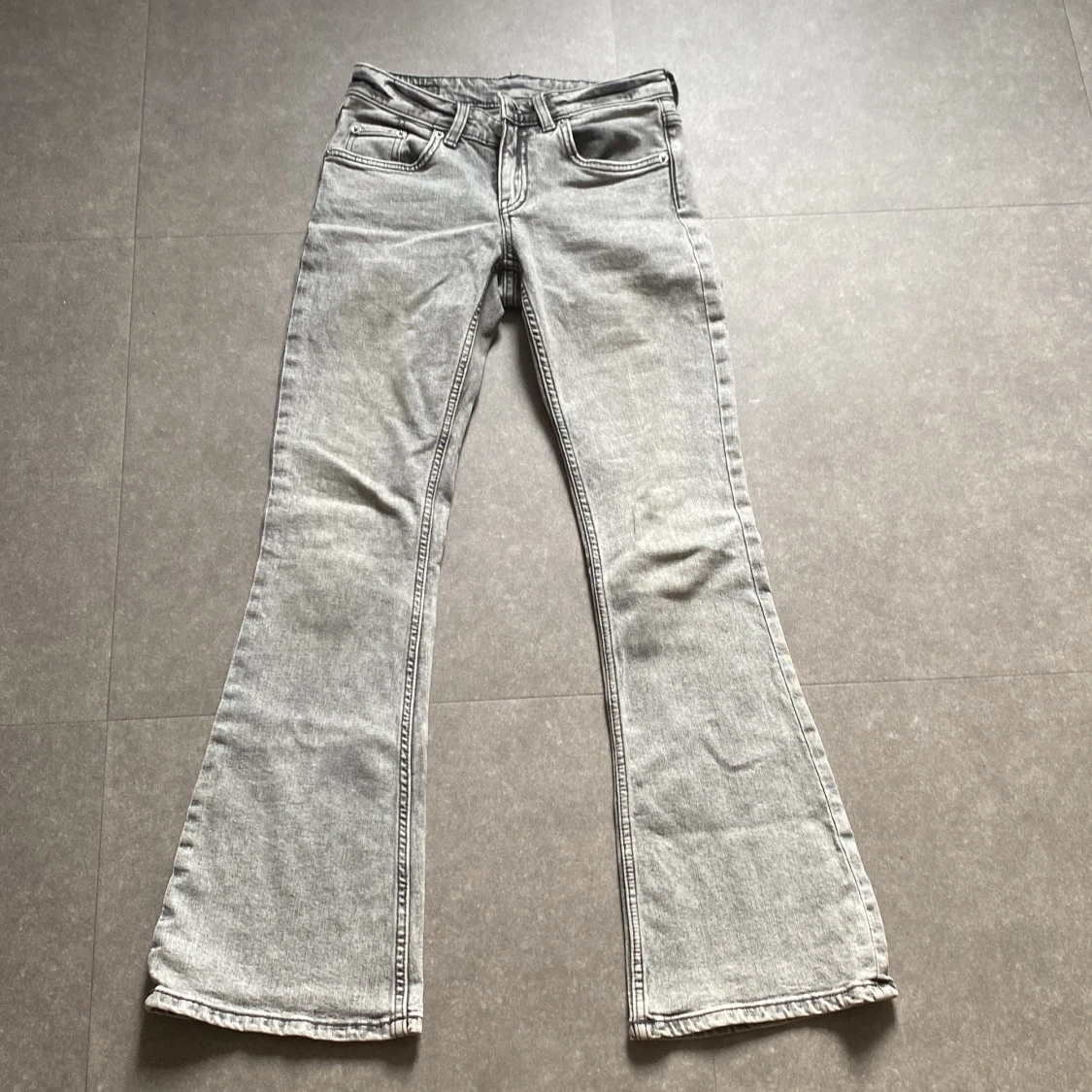 Grå bootcut jeans från 157