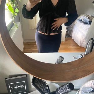 Svart prickig blus från Zara XS - Säljer en svart blus från Zara i storlek XS. Blusen är transparent med prickigt mönster. Säljer då den inte används💕 