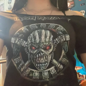iron maiden off shoulder  - skit cool off shoulder tröja med iron maiden motiv, skriv för bilder eller info. prisförslag kan diskuteras 