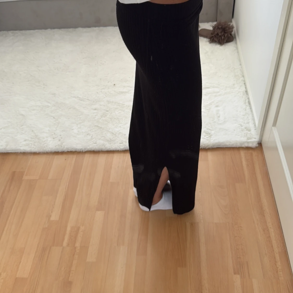 Svart ribbad långkjol med slits - 1