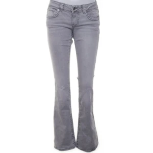 Grå bootcut jeans - Säljer supersnygga gråa heans från Gina tricot. Använda ett fåtal gånger😊